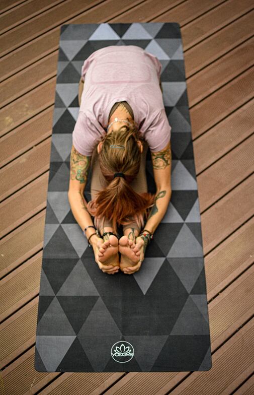 YOGGYS [DARK TRIANGLES] černá designová jógová podložka, paschimottanasana, předklon v sedě