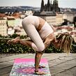 YOGGYS [LOTUS BLOSSOM] růžová designová jógová podložka s mandalou, pozice vrány, bakasana