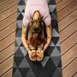 YOGGYS [DARK TRIANGLES] černá designová jógová podložka, paschimottanasana, předklon v sedě